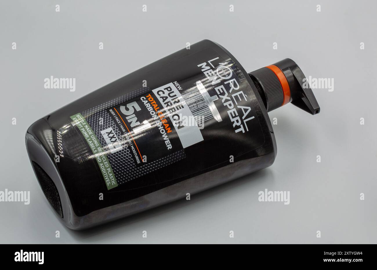 Kiev, Ukraine - 15 juin 2024 : Studio Shoot de L'Oréal Paris hommes Expert 5 en 1 shampooing Pure Carbon et gel douche gros pack gros plan sur blanc. Banque D'Images