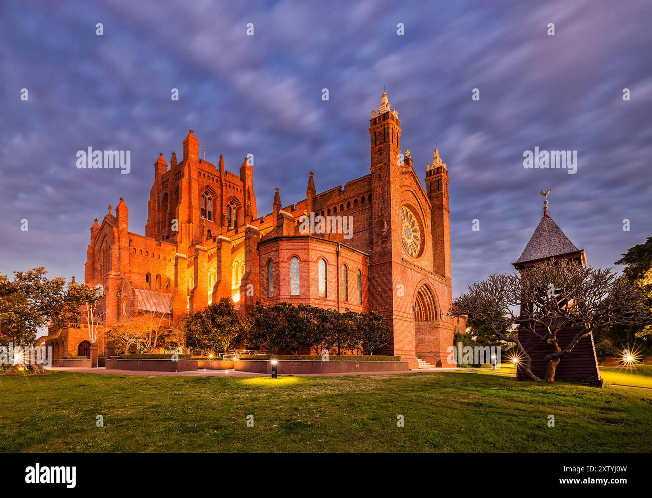 Tour d'observation du feu à la cathédrale de Newcastle en Australie au coucher du soleil avec un éclairage lumineux. Banque D'Images