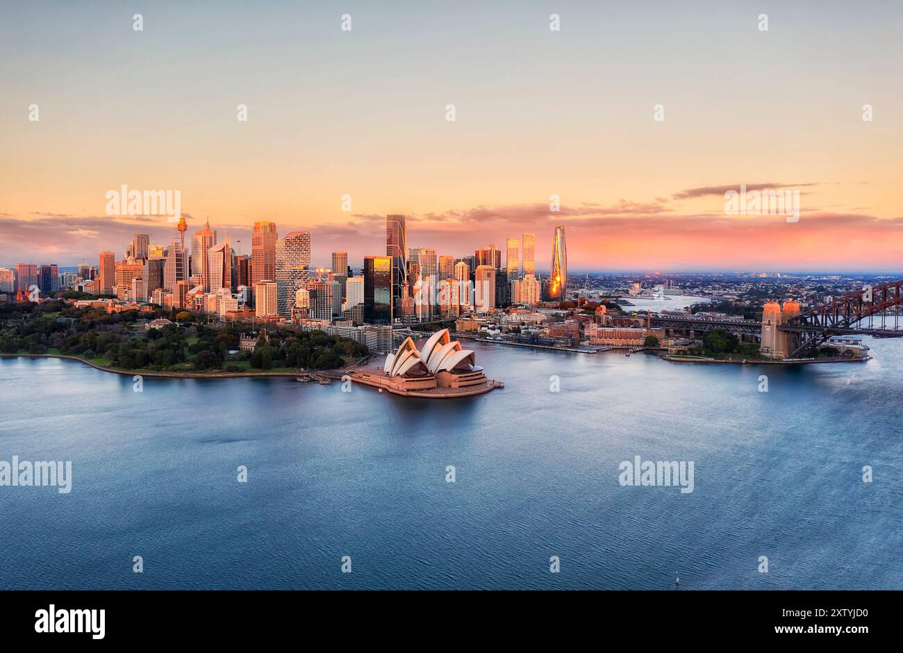 Le front de mer de Sydney, les monuments architecturaux du centre-ville de Sydney sur les rives du paysage urbain aérien du port de Sydney. Banque D'Images