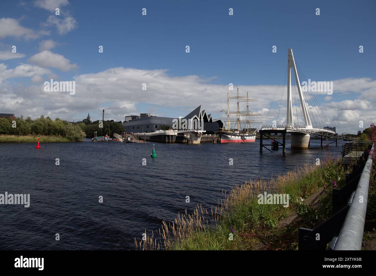 Paysage emblématique de Glasgow au bord de la rivière avec le nouveau pont en construction Banque D'Images