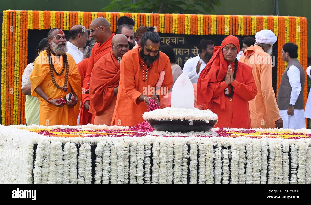 NEW DELHI, INDE - 16 AOÛT : Hindou Devotes ( Sadhu) rend hommage à Sadaiv Atal lors de la réunion de Pushpanjali & prière sur le punyatithi de Bharat Ratna & ancien PM Atal Bihari Vajpayee ji à Sadaiv Atal le 16 août 2024 à New Delhi, Inde. Né à Gwalior en 1924, Vajpayee a été le visage du BJP pendant des décennies et a été le premier premier ministre hors Congrès à avoir servi un mandat complet. Vajpayee a été premier ministre de l'Inde du 16 mai 1996 au 1er juin 1996, et de nouveau du 19 mars 1998 au 22 mai 2004. Il a également été ministre des Affaires extérieures de l'Inde dans le cabinet de PR Banque D'Images