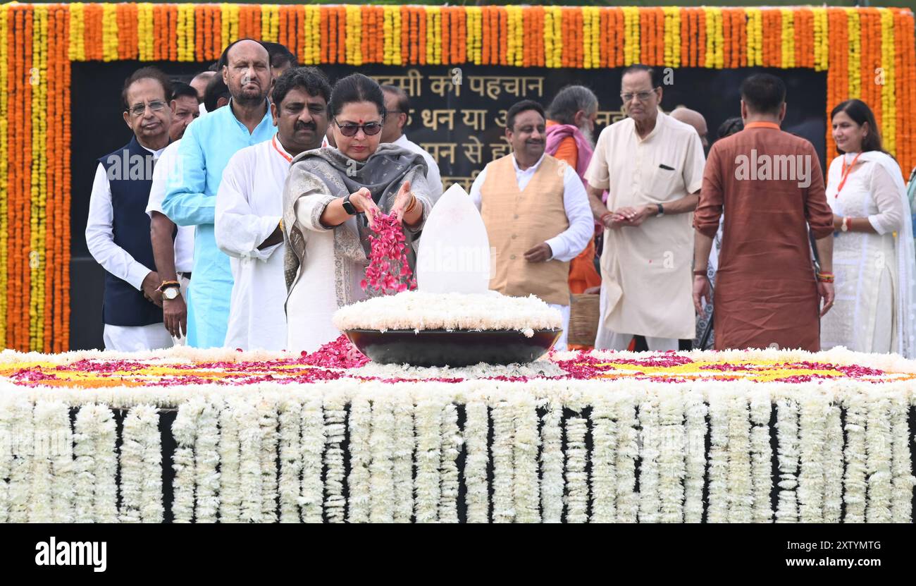 NEW DELHI, INDE - 16 AOÛT : L’ancien ministre d’État aux Affaires extérieures et à la culture meenakshi Lekhi rend hommage à Sadaiv Atal lors de la réunion de Pushpanjali et de prière sur le punyatithi de Bharat Ratna et de l’ancien premier ministre Atal Bihari Vajpayee ji à Sadaiv Atal le 16 août 2024 à New Delhi, Inde. Né à Gwalior en 1924, Vajpayee a été le visage du BJP pendant des décennies et a été le premier premier ministre hors Congrès à avoir servi un mandat complet. Vajpayee a été premier ministre de l'Inde du 16 mai 1996 au 1er juin 1996, et de nouveau du 19 mars 1998 au 22 mai 2004. Il a également servi comme Inde Banque D'Images