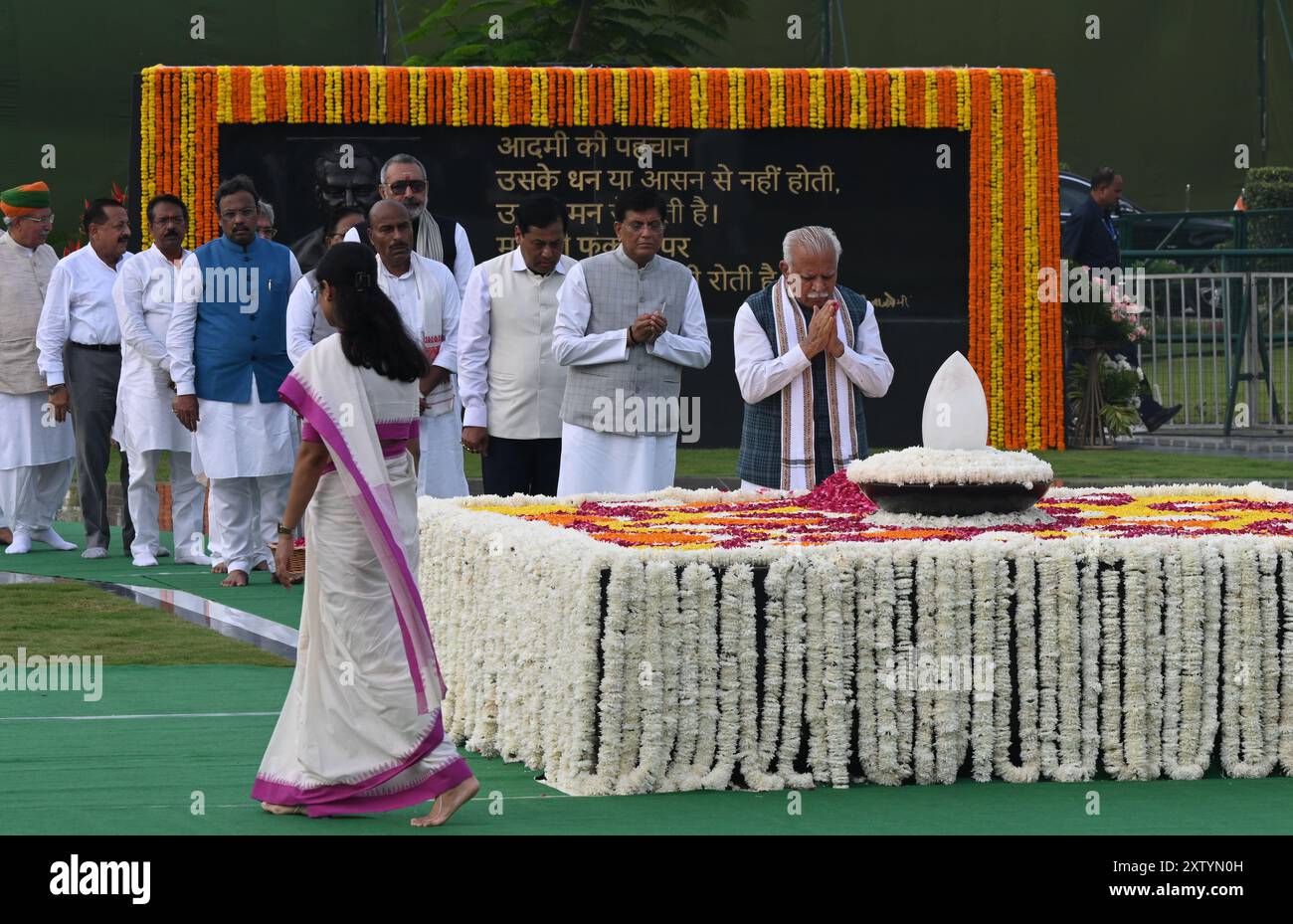 NEW DELHI, INDE - 16 AOÛT : le ministre du logement et des Affaires urbaines manohar lal khattar rend hommage à Sadaiv Atal lors de la réunion de Pushpanjali et de prière sur le punyatithi de Bharat Ratna & ancien premier ministre Atal Bihari Vajpayee ji à Sadaiv Atal le 16 août 2024 à New Delhi, Inde. Né à Gwalior en 1924, Vajpayee a été le visage du BJP pendant des décennies et a été le premier premier ministre hors Congrès à avoir servi un mandat complet. Vajpayee a été premier ministre de l'Inde du 16 mai 1996 au 1er juin 1996, et de nouveau du 19 mars 1998 au 22 mai 2004. Il a également servi en tant qu'Affa externe de l'Inde Banque D'Images