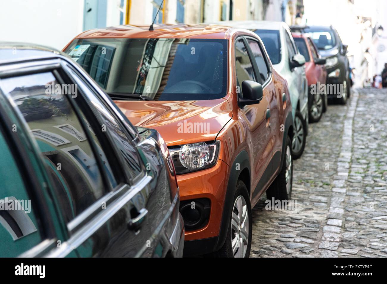 Salvador, Bahia, Brésil - 27 juillet 2024 : plusieurs voitures garées dans une rue de Pelourinho, centre historique de Salvador, Bahia. Banque D'Images