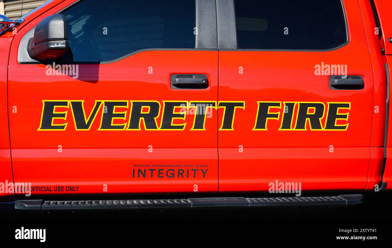 Everett, WA, États-Unis - 28 juillet 2024 ; signe d'incendie Everett sur la porte d'un véhicule émergent rouge dans la ville du comté de Snohomish Banque D'Images Everett, WA, États-Unis - 28 juillet 2024 ; signe d'incendie Everett sur la porte d'un véhicule émergent rouge dans la ville du comté de Snohomish Banque D'Images
