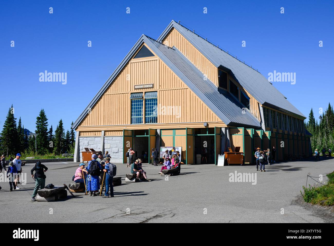 Mount Rainier, WA, États-Unis - 31 juillet 2024 ; bâtiment du centre des visiteurs du parc national de Mount Rainier avec des touristes Banque D'Images