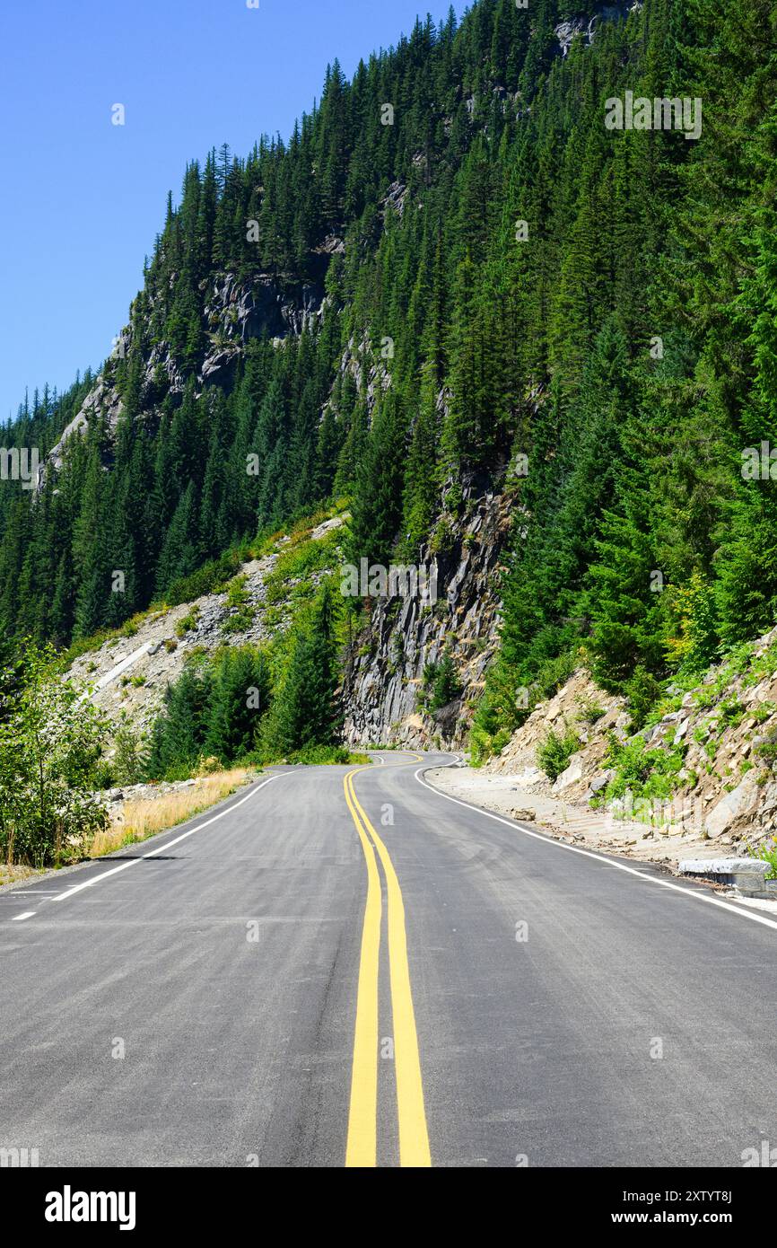 Pittoresque Stevens Canyon Road au parc national de Mount Rainier, à flanc de montagne accidenté Banque D'Images