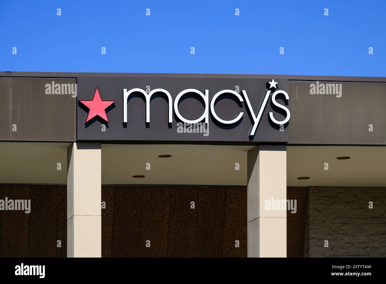 Lynnwood, WA, États-Unis - 7 juillet. 2024 ; panneau de nom de magasin de deaprrement Macy's avec étoile rouge sur la façade du bâtiment Banque D'Images