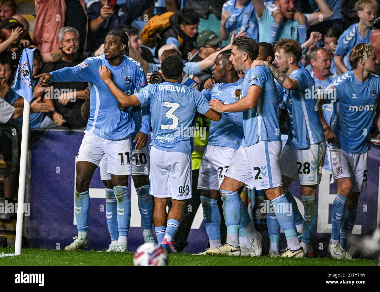 16 août 2024 ; Coventry Building Society Arena, Coventry, Angleterre ; EFL Championship, Coventry City contre Oxford United ; les joueurs de Coventry célèbrent le but gagnant marqué par Haji Wright à la 96e minute pour 3-2 Banque D'Images