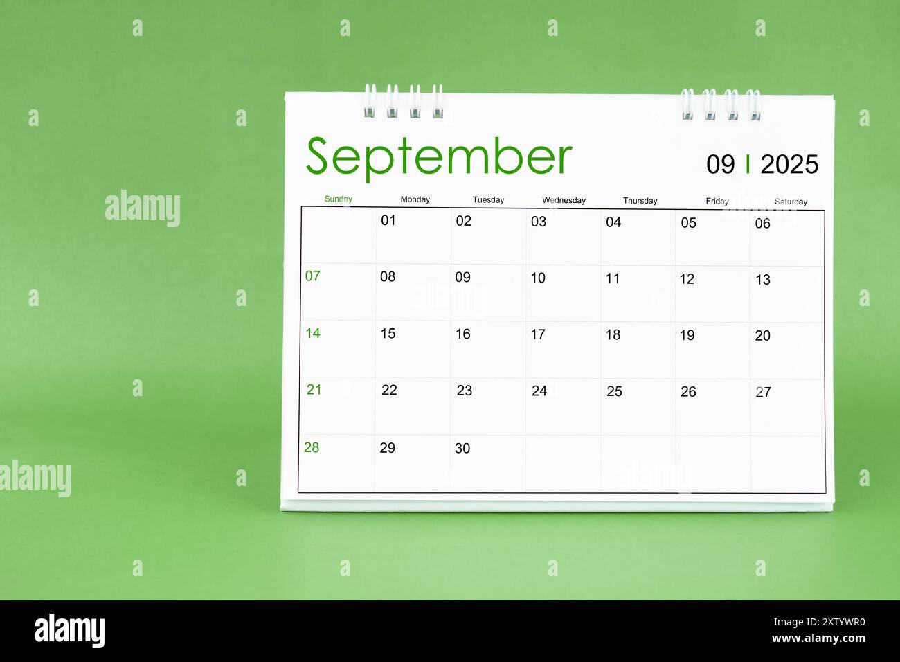 Calendrier de bureau de septembre 2025 isolé dans un fond de couleur verte. Banque D'Images