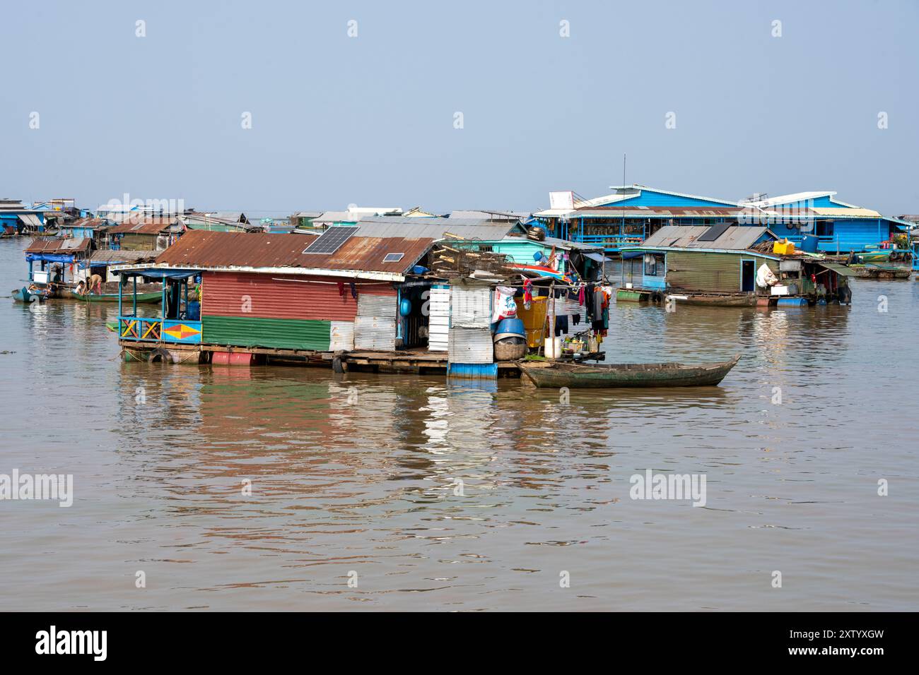 La vie sur l'eau dans le village flottant de Tonle SAP, Cambodge. Banque D'Images