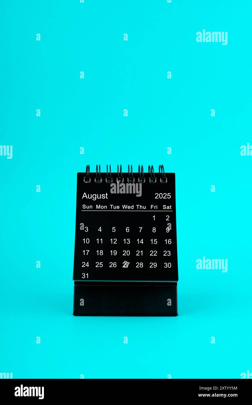 Calendrier noir pour août 2025. Calendrier de bureau sur un fond de couleur verte. Banque D'Images
