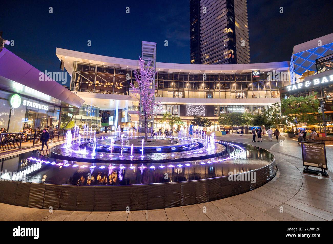 Le Brentwood place Mall, ou l'incroyable Brentwood main plaza lors d'une soirée d'été avec des magasins et des acheteurs. Burnaby BC, près de Vancouver, Canada. Banque D'Images