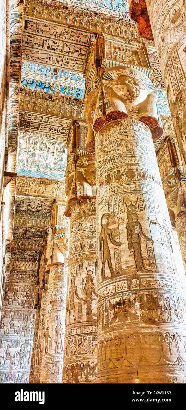 La grande salle hypostyle avec 18 colonnes surmontées de sculptures à quatre faces de Hathor avec l'art complexe dans le Temple de Hathor à Dendera de l'ère ptolémaïque entre Louxor et Abydos villes, Egypte Banque D'Images