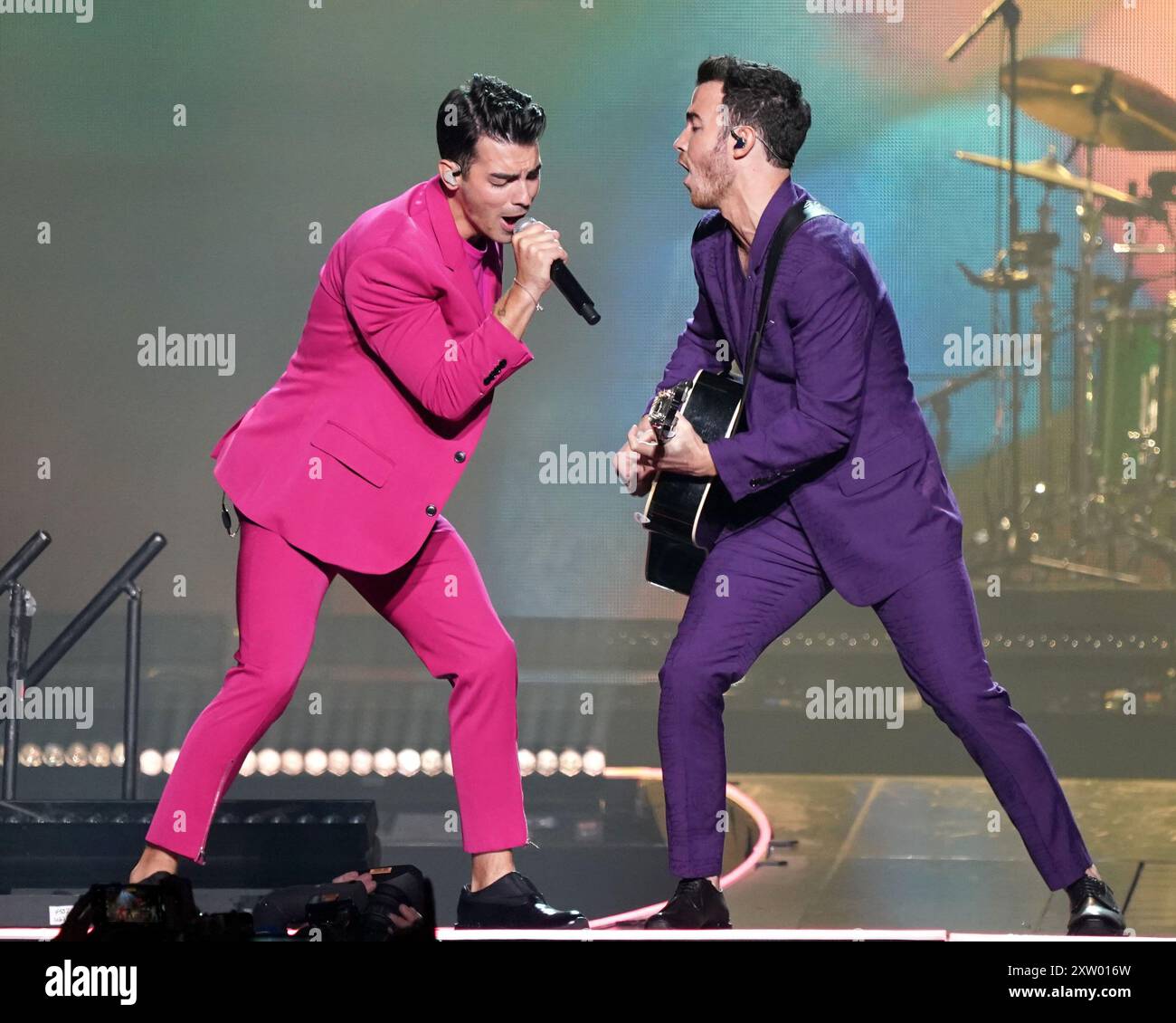 Joe Jonas et Kevin Jonas de The Jonas Brother jouent en concert au Madison Square Garden à New York. Banque D'Images