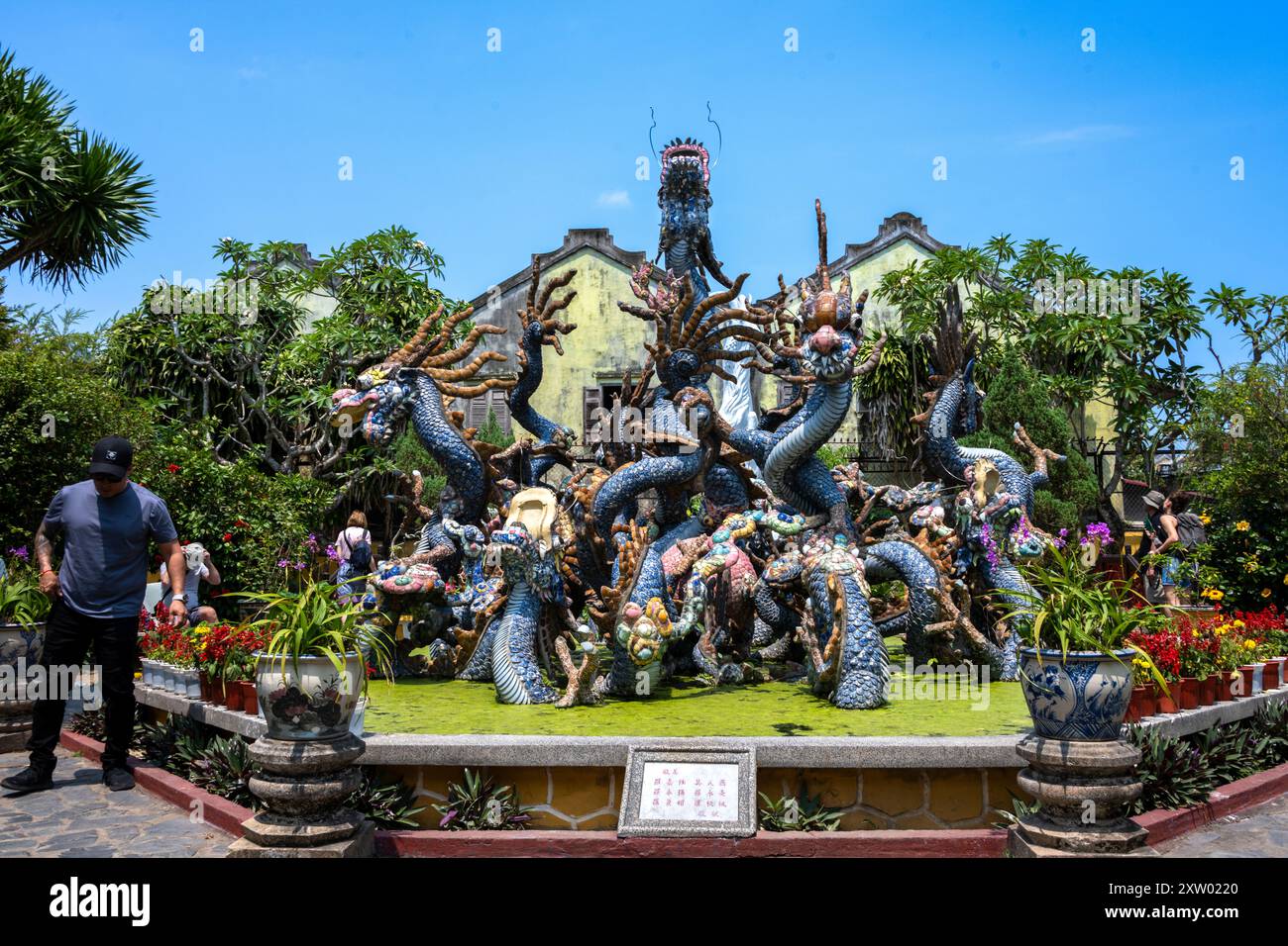 Dragons décorant le jardin arrière de la salle d'Assemblée de la Congrégation chinoise de Cantonèse, Temple, Hoi an. Banque D'Images