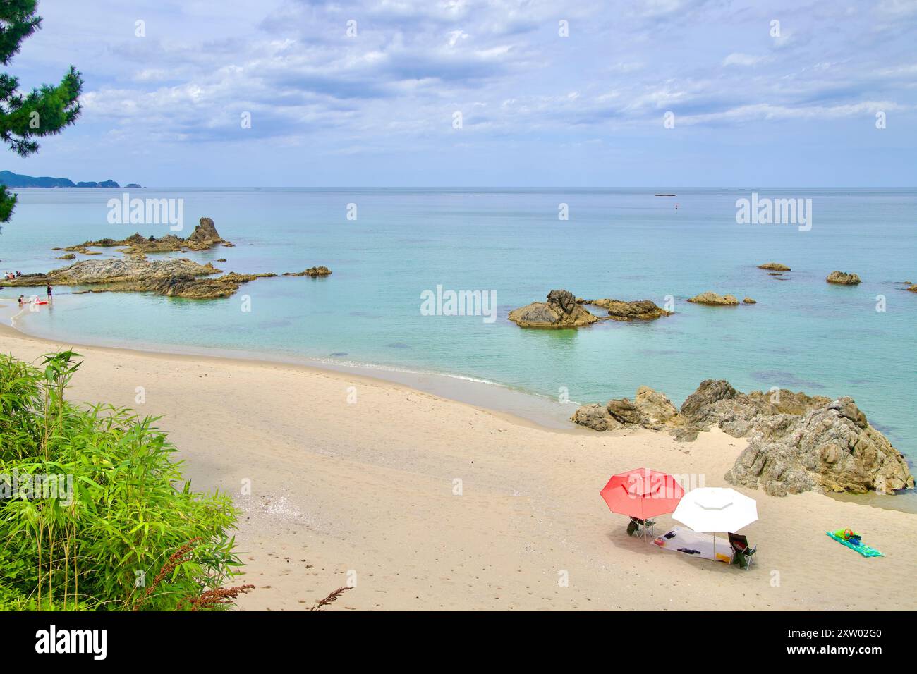 Samcheok, Corée du Sud - 29 juillet 2024 : une vue paisible de la plage de Wonpyeong depuis Chogok Rest Stop le long de la route Samcheok Marine Rail Bike, avec calme w Banque D'Images