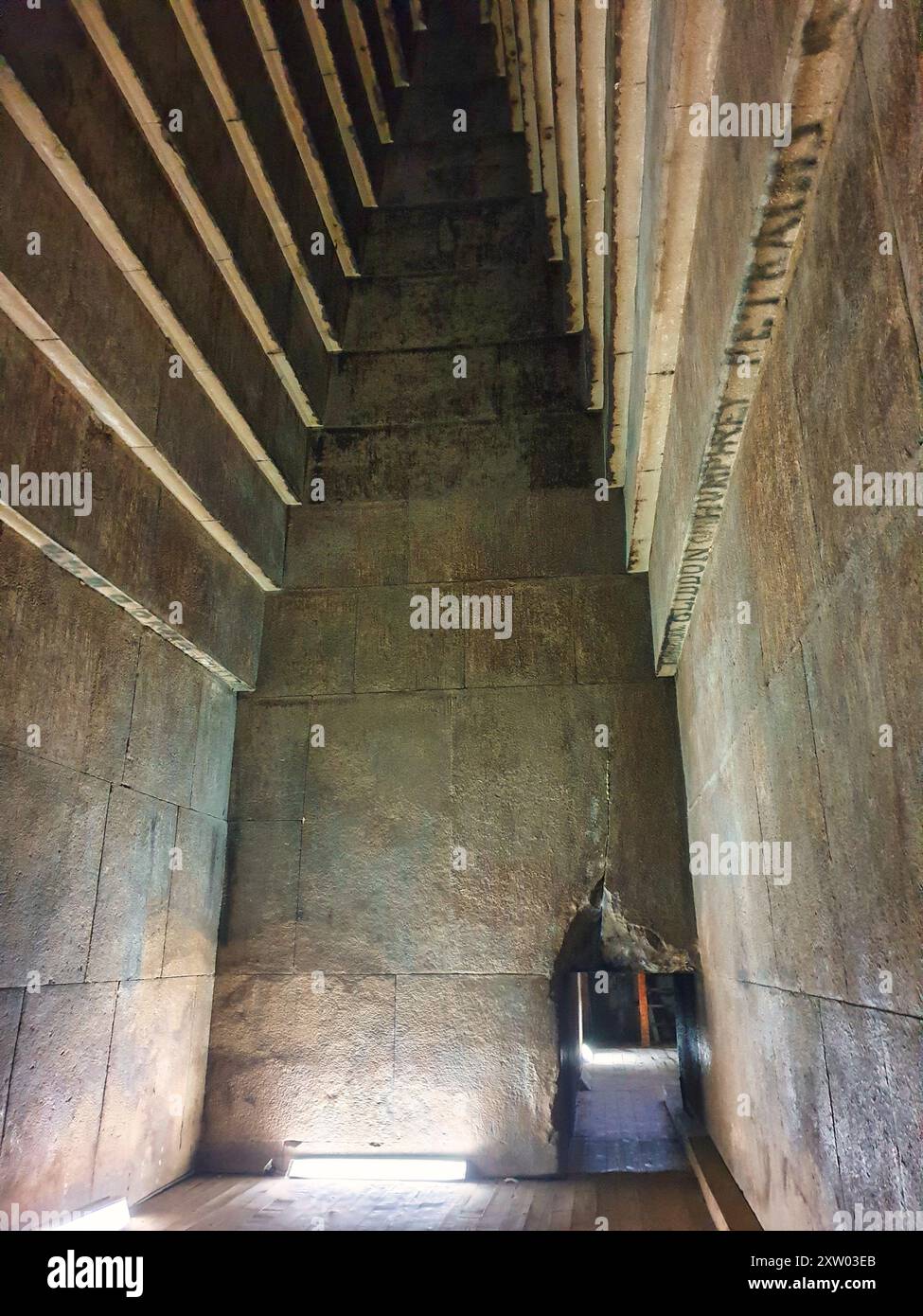 Red Pyramid - Une vue sur le toit encorbalisé et la 2ème chambre avec graffiti du 19ème siècle à l'intérieur de la pyramide construite par Pharoah Snefuru à la nécropole de Dahshur près du Caire, Egypte Banque D'Images
