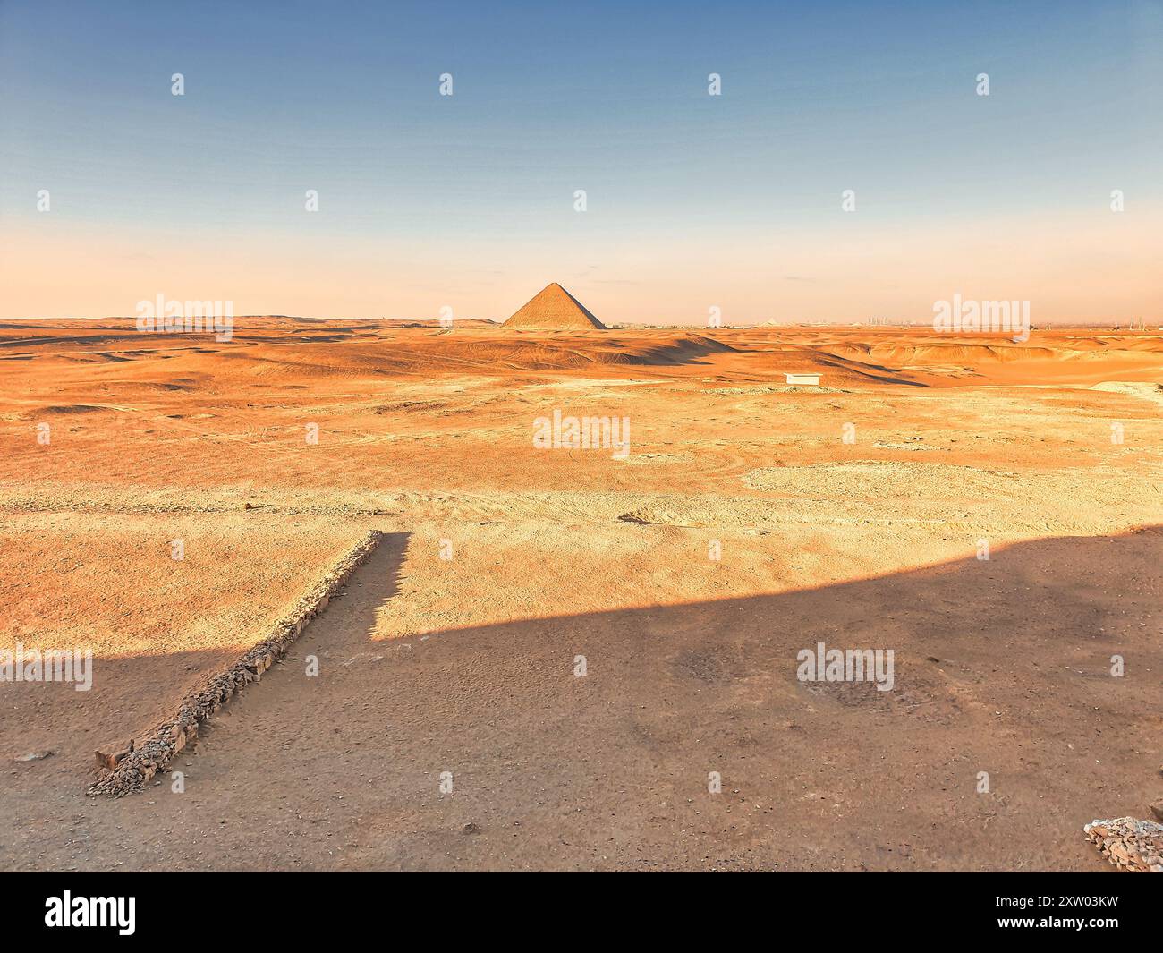 Magnifique vue sur la pyramide rouge de Snefuru dans une autre scène martienne-martienne-verbale du désert comme vu de l'entrée de la pyramide Bent à la nécropole de Dahshur près du Caire, Egypte Banque D'Images