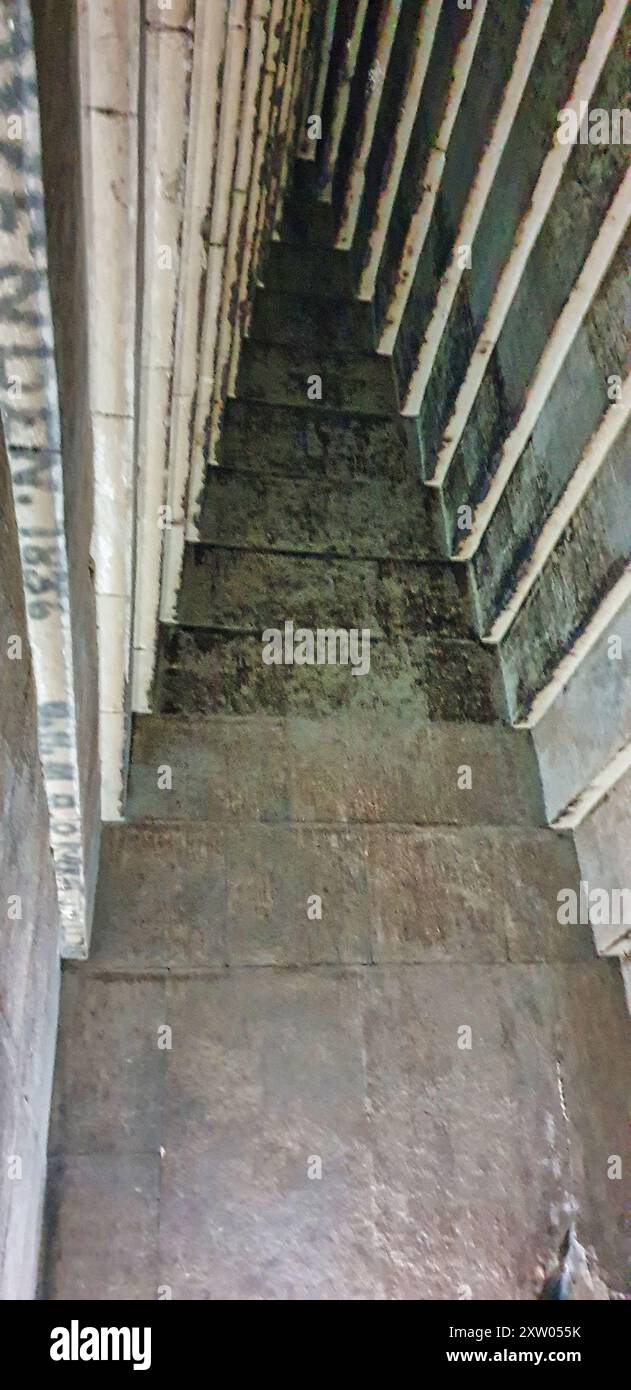 Red Pyramid - Une vue de la chambre principale du toit encorbalisé avec des graffitis du 19ème siècle à l'intérieur de la pyramide construite par Pharoah Snefuru à la nécropole de Dahshur près du Caire, Egypte Banque D'Images