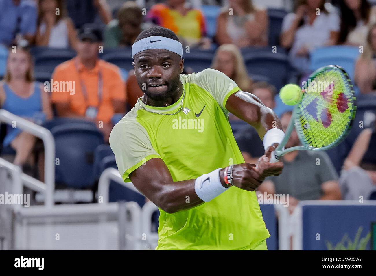 Mason, Ohio, États-Unis. 16 août 2024. Frances Tiafoe (USA) frappe un revers à deux mains lors de la ronde des seize vendredi à l'Open de Cincinnati au Lindner Family Tennis Center, Mason, Ohio. (Crédit image : © Scott Stuart/ZUMA Press Wire) USAGE ÉDITORIAL SEULEMENT! Non destiné à UN USAGE commercial ! Crédit : ZUMA Press, Inc/Alamy Live News Banque D'Images