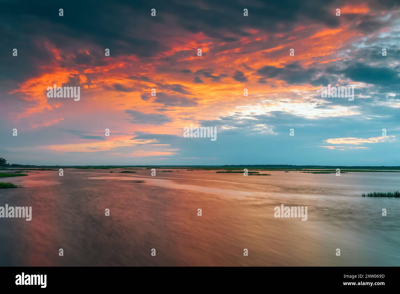 Vue sur bogue Sound depuis le quai du parc Emerald Isle Woods au coucher du soleil. Caroline du Nord. ÉTATS-UNIS Banque D'Images