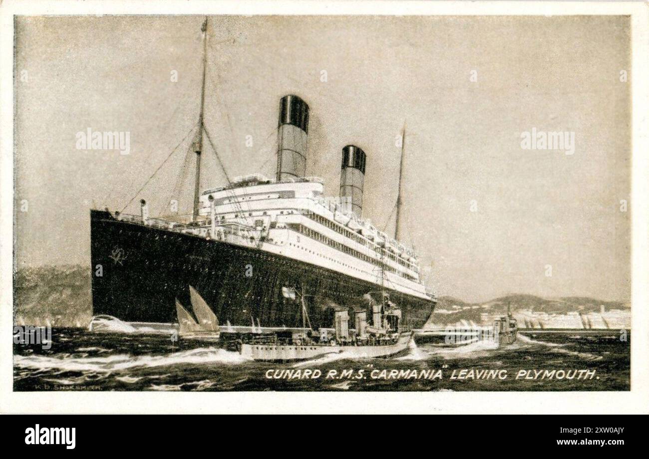 Carte postale couleur vintage montrant le paquebot de turbine à vapeur RMS Carmania Cunard Line quittant Plymouth, publié en 1918 Banque D'Images