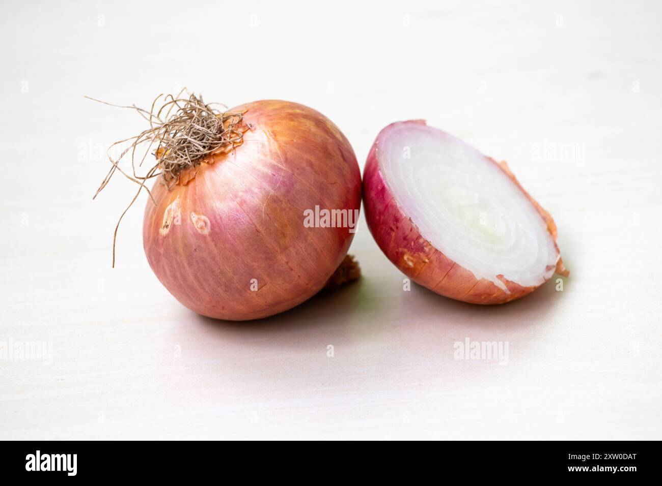 Un oignon entier et demi tranché ​​onion sur fond blanc Banque D'Images