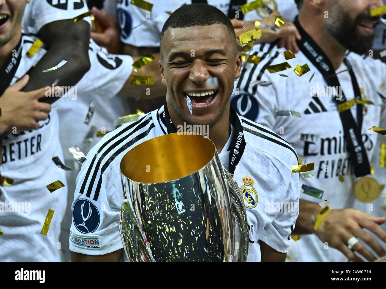 VARSOVIE, POLOGNE - 14 AOÛT : Kylian Mbappe du Real Madrid célèbre avec un trophée lors du match de Super Coupe de l'UEFA 2024 entre le Real Madrid et Atalant Banque D'Images