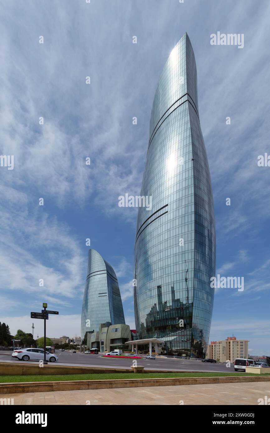 Bakou, Azerbaïdjan - 6 mai 2024 : les tours de flammes s'élèvent majestueusement, entourées de verdure et d'architecture moderne, mettant en valeur l'horizon de la ville Banque D'Images