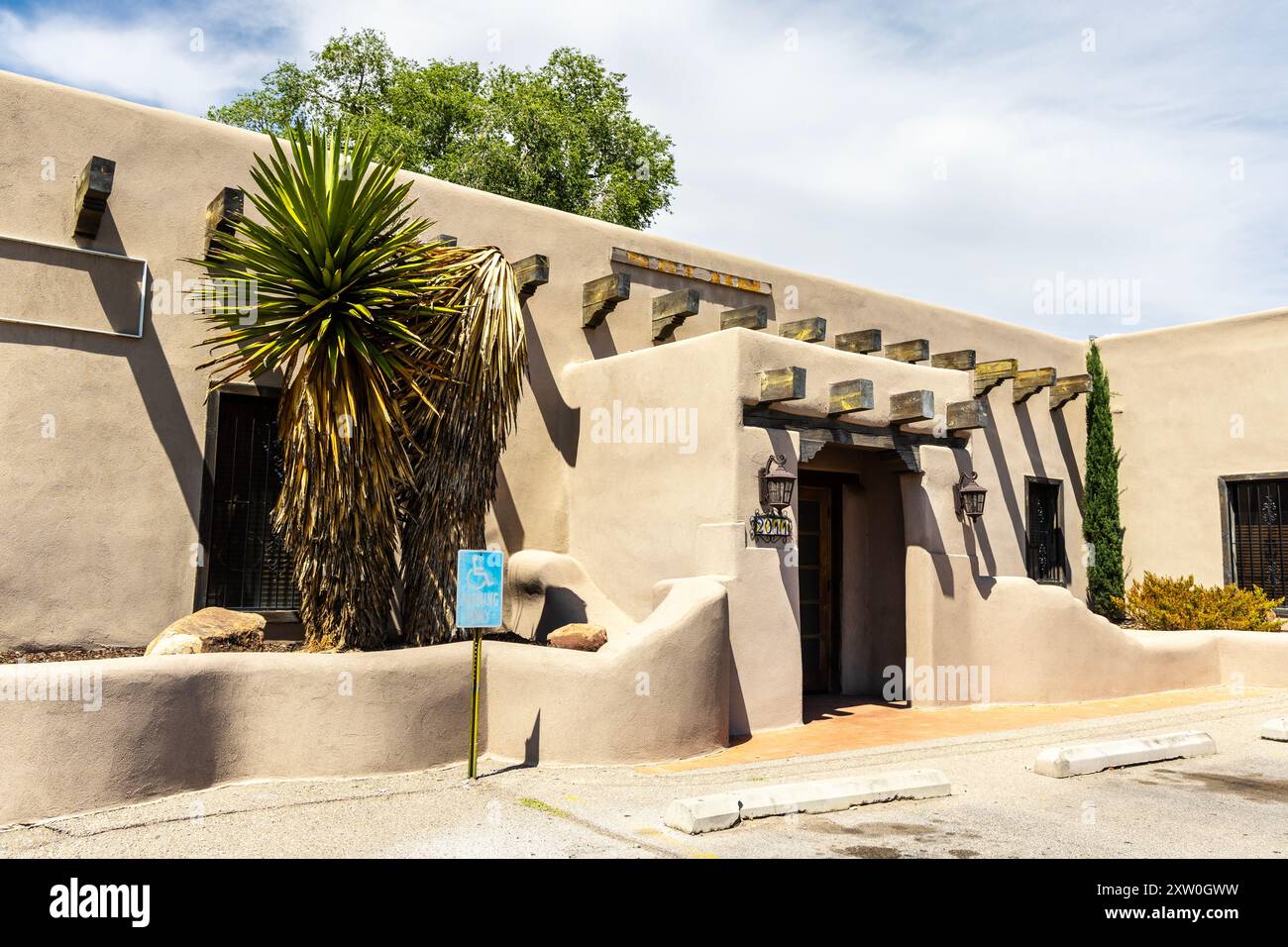 Extérieur du bâtiment Adobe près de la vieille ville, Albuquerque, Nouveau-Mexique, États-Unis Banque D'Images
