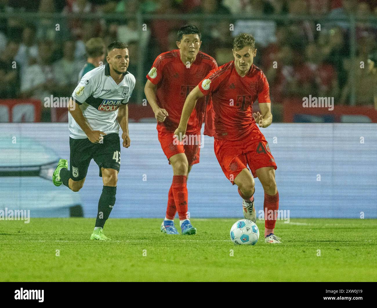 Romario Roesch (SSV Ulm 1846 Fussball, #43), Minjae Kim (FC Bayern Muenchen, #03), Josip Stanisic (FC Bayern Muenchen, #44), GER, SSV Ulm v. FC Bayern Muenchen, Fussball, DFB Pokal, 1. Runde, Spielzeit 2024/2025, 16.08.2024, Eibner-Pressefoto/Sascha Walther Banque D'Images