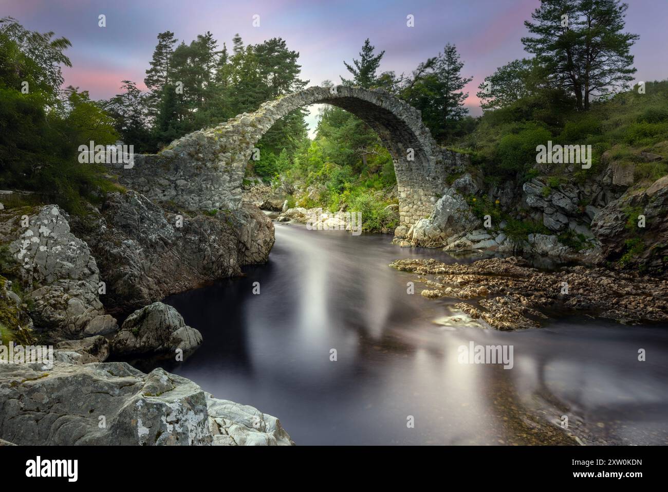 Le Old Pack Horse Bridge à Carrbridge est le plus ancien pont de pierre connu des Highlands écossais. Banque D'Images