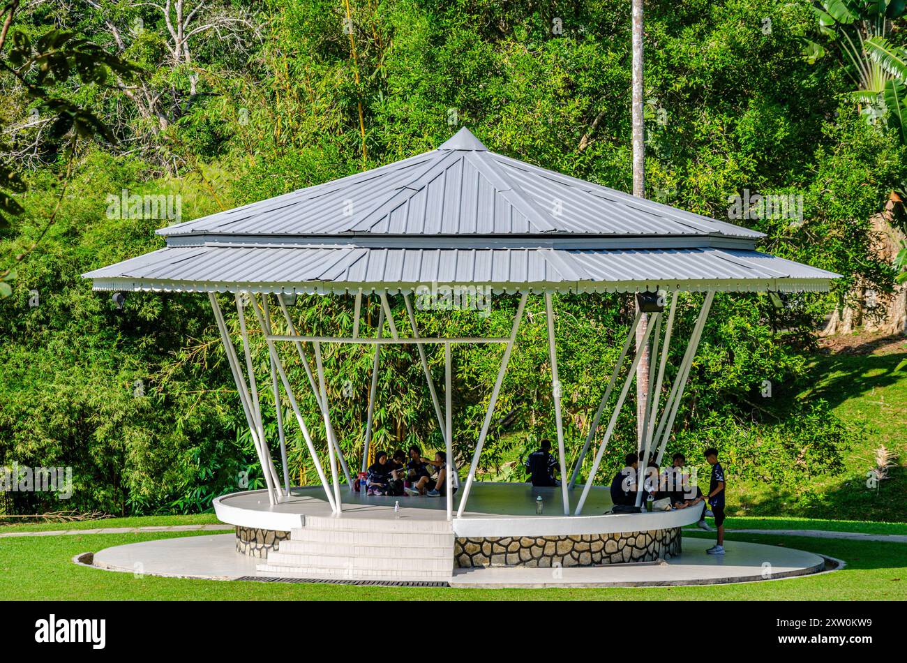 Un pavillon de style belvédère dans les jardins botaniques de Penang, Pulau Pinang, Malaisie offre ombre et abri. Banque D'Images