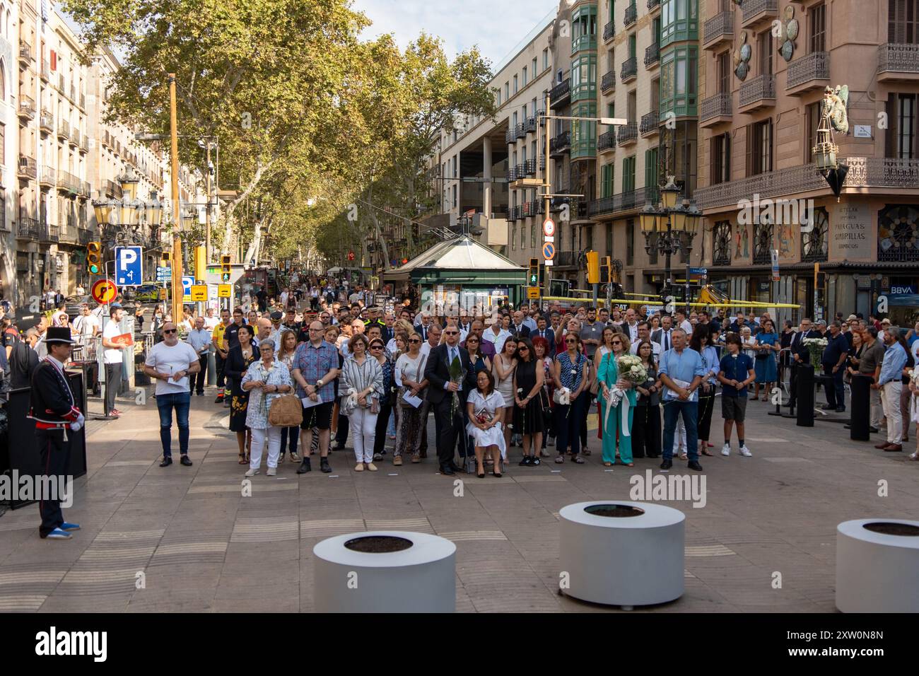 Hommage aux victimes de l’attentat de Las Ramblas à Barcelone le 17 août 2017, qui a fait 15 victimes et a également affecté la ville de Cambrils. Lors de l'hommage, certains manifestants ont hissé des banderoles accusant l'État espagnol d'être complice de l'attaque, telle qu'elle s'est produite pendant l'été précédant le référendum sur l'indépendance. Homenaje a las víctimas del atentado en Las Ramblas de Barcelona el 17 de agosto de 2017, que causó 15 víctimas y también afectó a la ciudad de Cambrils. Durante el acto, algunos manifantes levantaron pancartas acusando al estado español de Ser cómplice del Banque D'Images