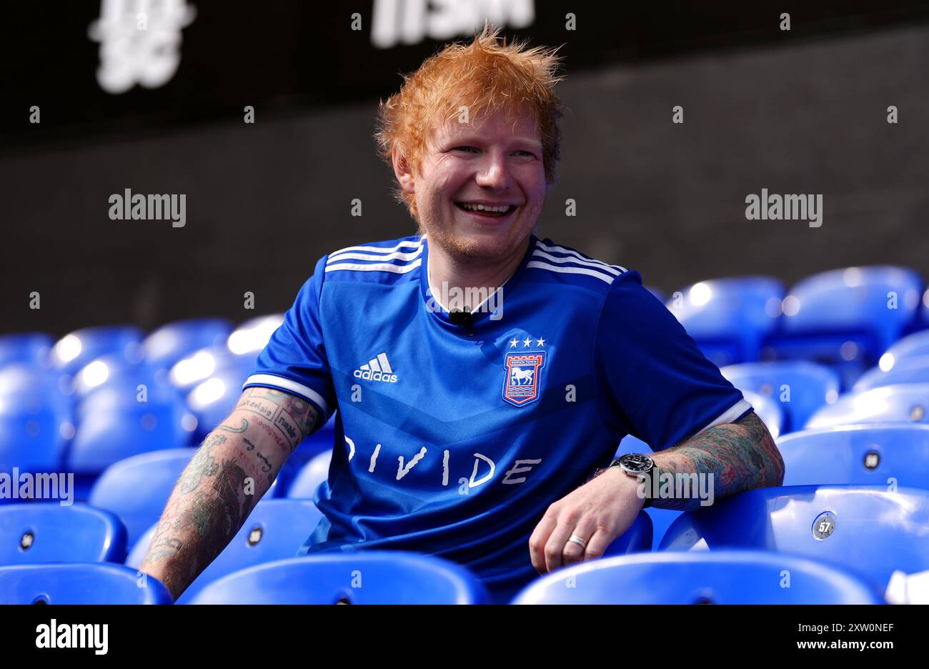 Ed Sheeran, fan d'Ipswich Town et intervenant minoritaire, lors du match de premier League à Portman Road, Ipswich. Date de la photo : samedi 17 août 2024. Banque D'Images