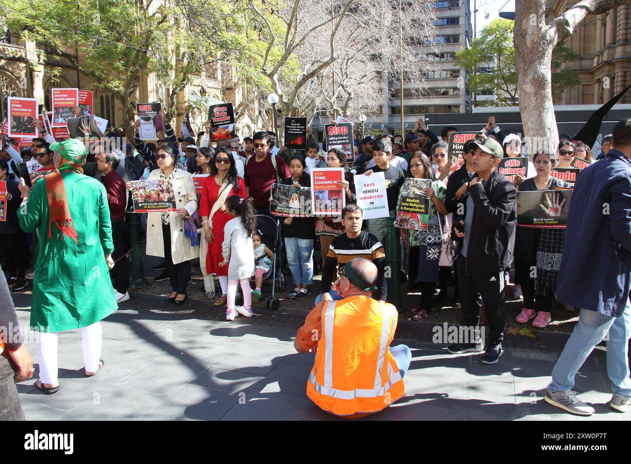 Sydney, Australie. 17 août 2024. La Fédération australienne pour les minorités ethniques et religieuses au Bangladesh (AFERMB) proteste sur George Street, à côté de la mairie de Sydney pour mettre fin aux atrocités commises contre les hindous, les bouddhistes et les chrétiens au Bangladesh. Crédit : Richard Milnes/Alamy Live News Banque D'Images