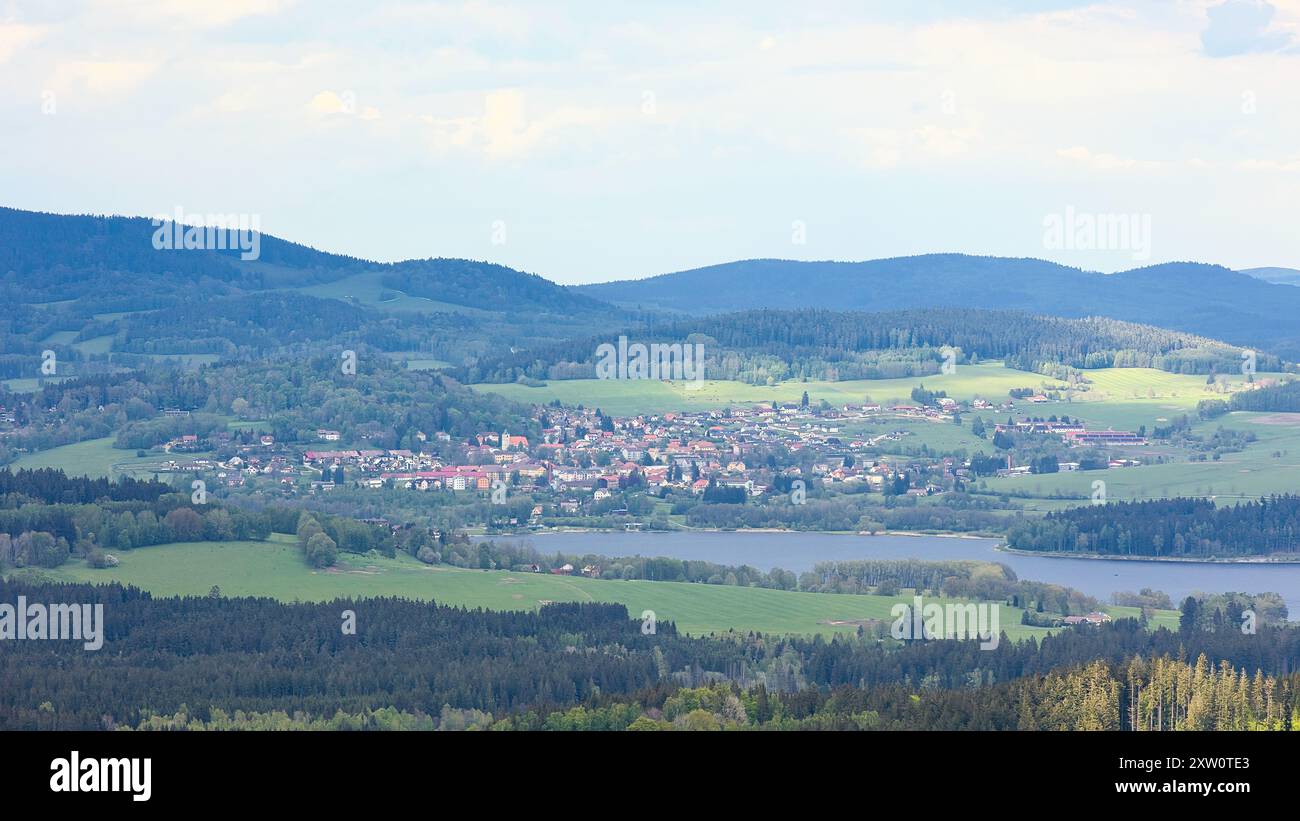 La ville de Horní Planá se trouve sur la rive nord du réservoir de Lipno, dans le parc national de Šumava, dans la région de Bohême du Sud de la République tchèque. Banque D'Images