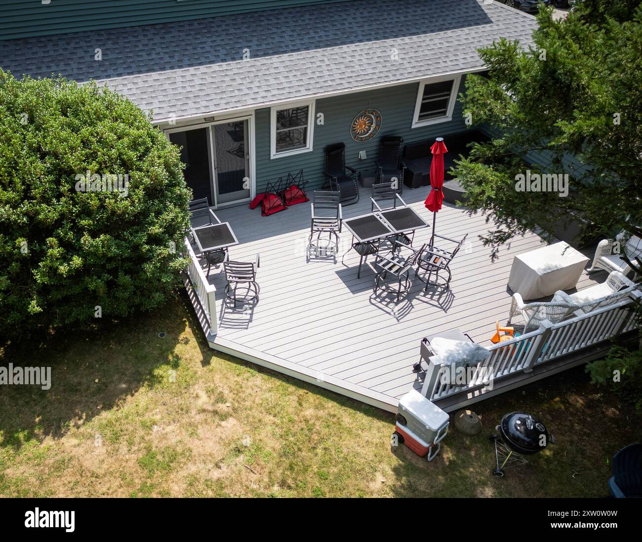 Vue drone donnant sur une terrasse à l'arrière d'une maison avec des meubles mis en place pour la détente. Banque D'Images