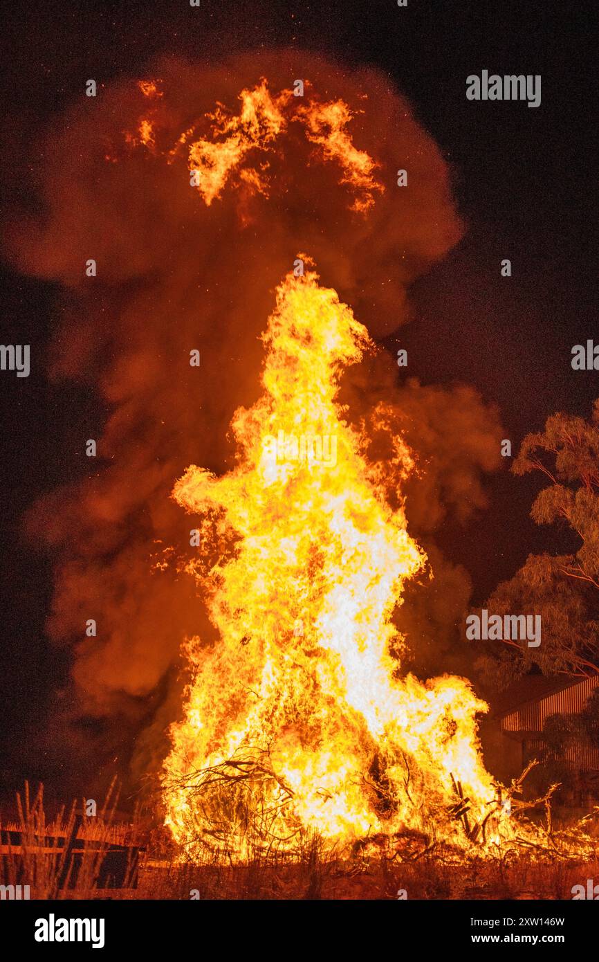 Photographie d'un grand feu de joie en Australie Banque D'Images