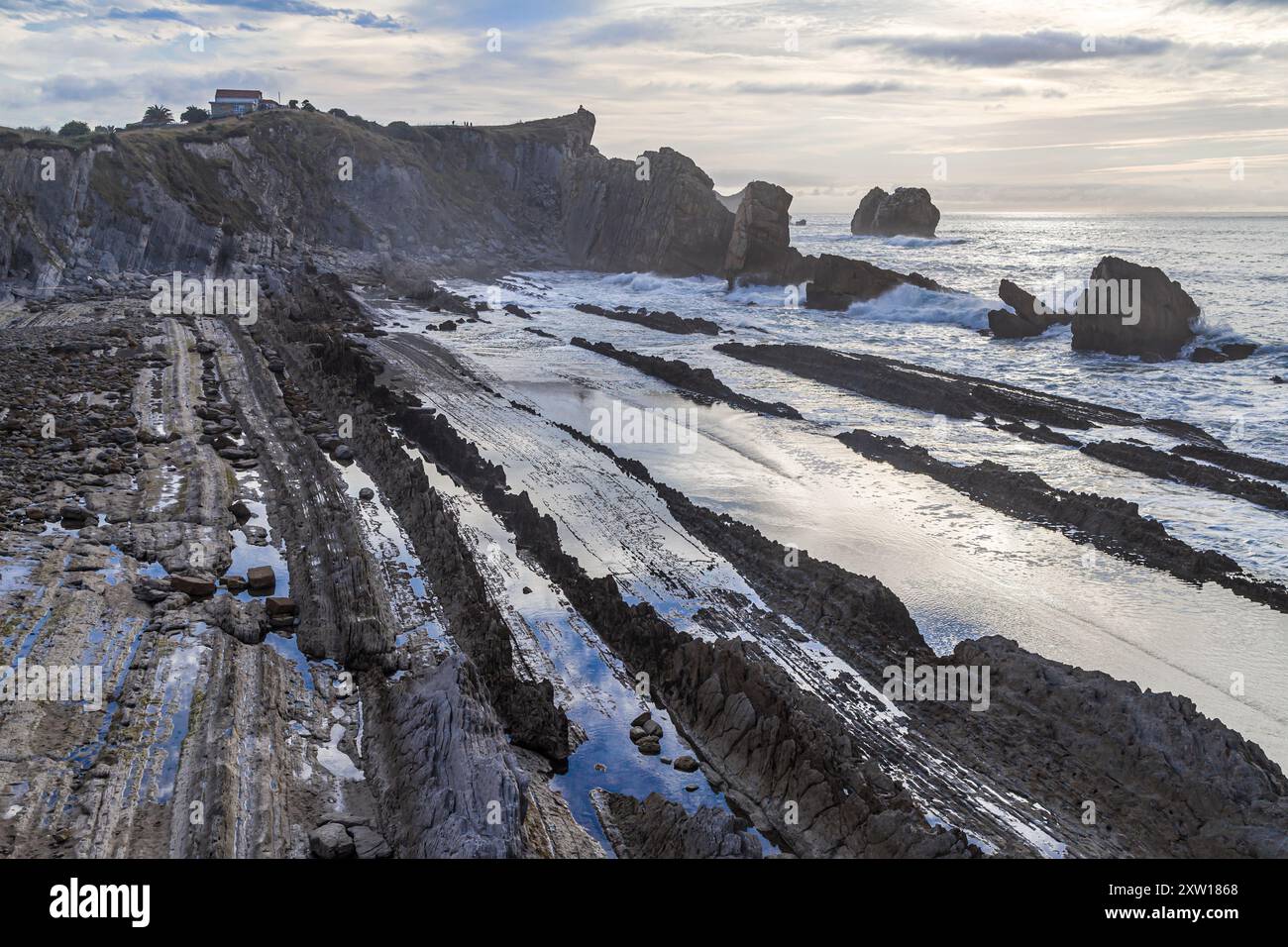 Arnia Flysch au crépuscule, Costa Quebrada, Cantabrie, Espagne. Banque D'Images
