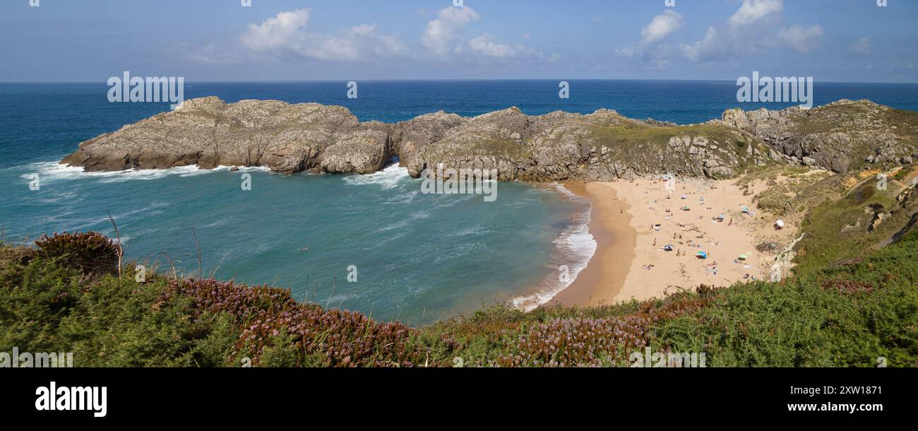 Santander, Espagne - 20 août 2022 : Somocuevas Western Beach à Liencres, Cantabrie, Espagne. Banque D'Images