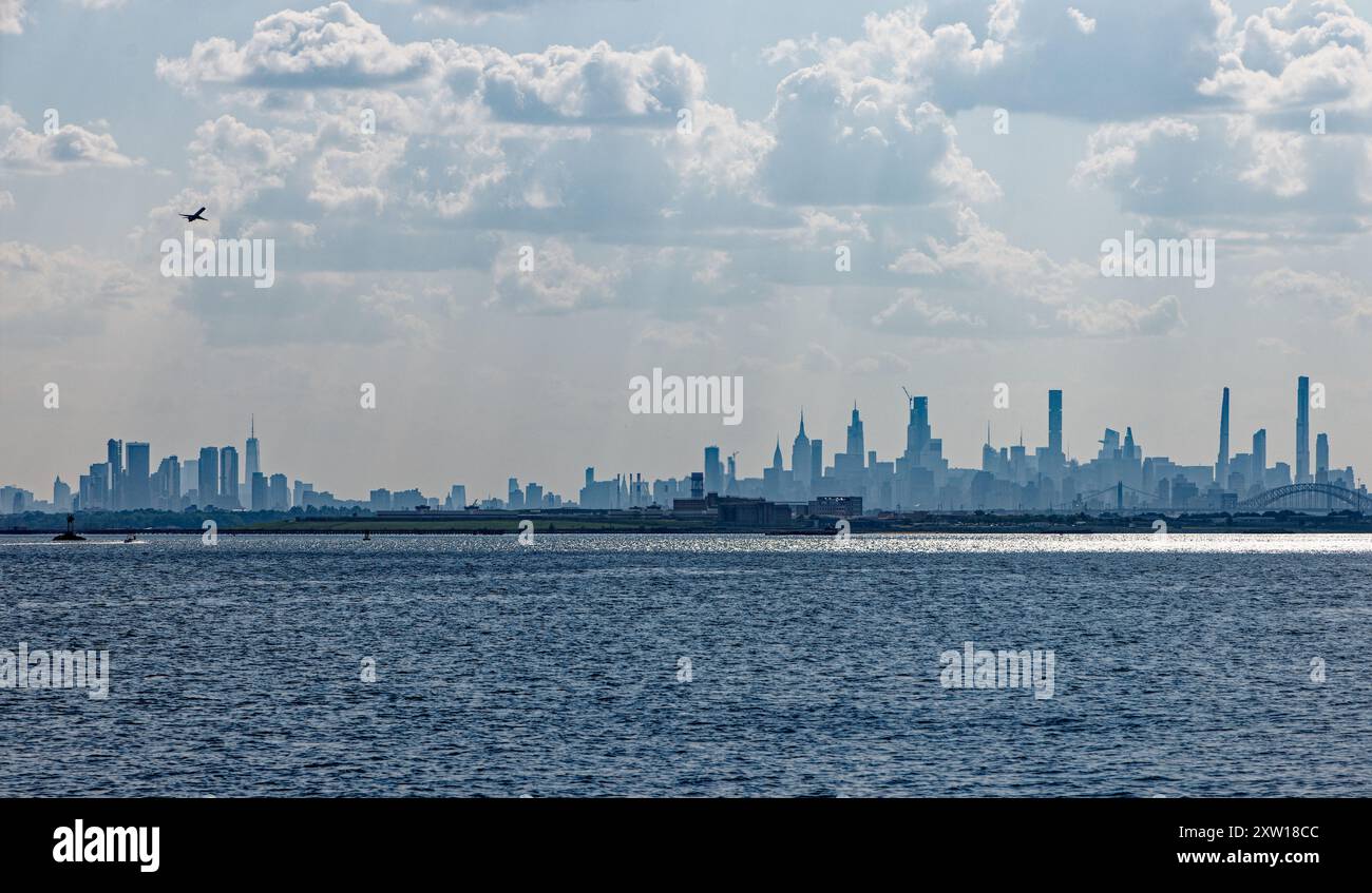 Ciel nuageux, brumeux, fin d'après-midi New York City, vu de Ferry point/Throggs Neck, Bronx, avec Rikers Island (prison) au premier plan. Banque D'Images