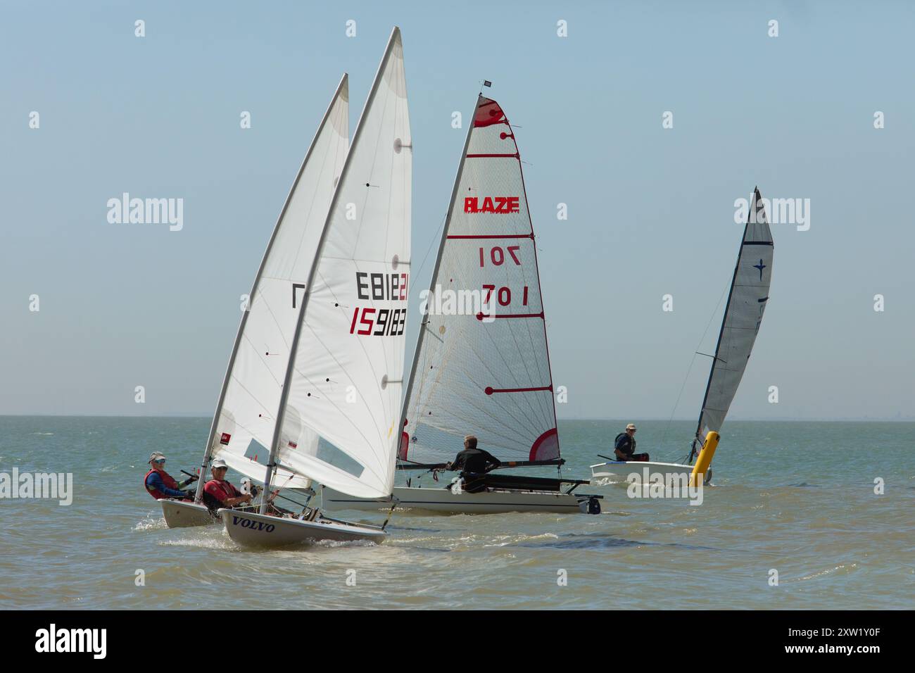 Course de canots à voile à Hythe, Kent, Royaume-Uni. Banque D'Images