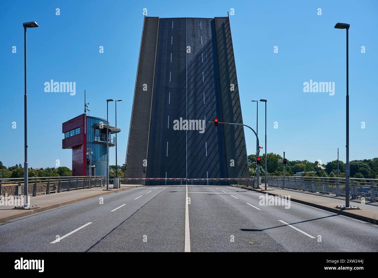 Die Eric-Warburg-Brücke, eine Klappbrücke in Lübeck in geöffnetem Zustand Banque D'Images