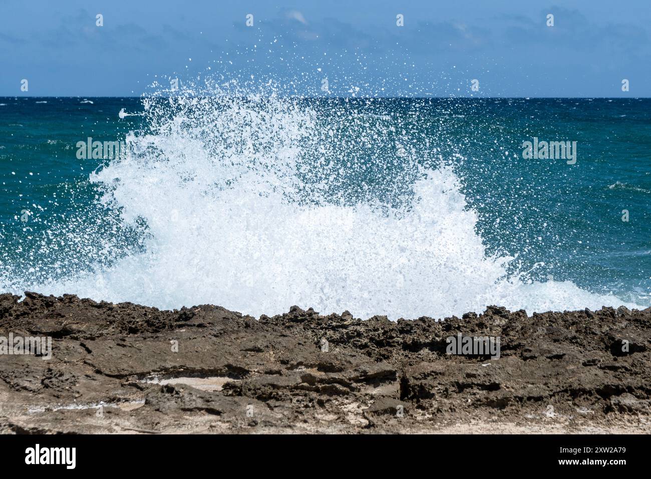 Ostuni, Costa Merlata, où vous pourrez découvrir de nombreuses criques et plages avec une mer cristalline. Banque D'Images