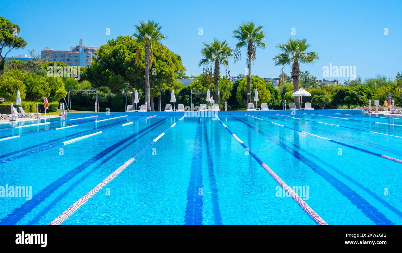 Antalya-Turquie : 11 septembre 2022 : piscine olympique extérieure et verdure dans un hôtel de luxe 5 étoiles en été. Banque D'Images