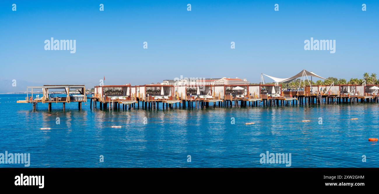 Antalya-Turquie : 10 septembre 2022 : loges privées de luxe, chaises longues et parasols sur un grand quai en bois à Antalya. Antalya une destination estivale principale f Banque D'Images