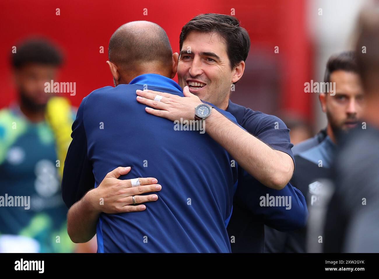 Nottingham, Royaume-Uni. 17 août 2024. Nuno, manager de Nottingham Forest, et Andoni Iraola, manager de Bournemouth, embrassent lors du match de premier League anglaise de Nottingham Forest FC contre Bournemouth FC au City Ground, Nottingham, Angleterre, Royaume-Uni le 17 août 2024 Credit : Every second Media/Alamy Live News Banque D'Images