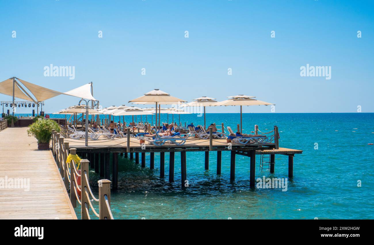 Antalya-Turquie : 10 septembre 2022 : vacanciers prenant le soleil sur le quai et ayant du bon temps dans une chaude journée d'été à Antalya. Banque D'Images